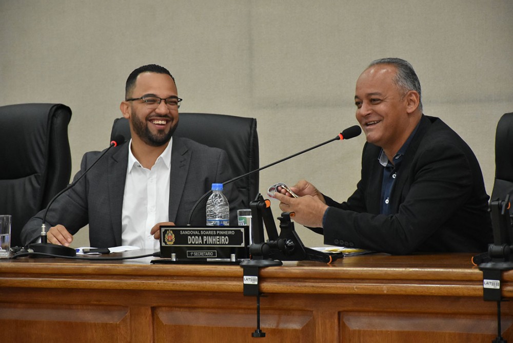 Vereador Doda Pinheiro entregou ao presidente da C?mara, Hugo Prado, uma medalha da C?mara Municipal de S?o Paulo em representa??o ao esporte Muay Thai; Doda disse que se empenhar? na realiza??o da 2? Copa de Muay Thai na cidade.